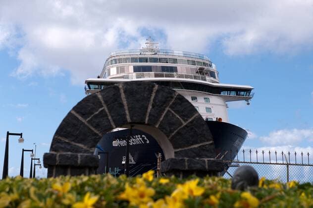 Kreuzfahrtschiff Mein Schiff 3 Das Kreuzfahrtschiff Mein Schiff 3, von tui Cruises, im Hafen Basseterre von St. Kitts der Karibischen Insel Basseterre Karibik Hafen