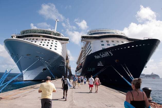 Kreuzfahrtschiff Mein Schiff 3 Das Kreuzfahrtschiff Mein Schiff 3, von tui Cruises, zusammen mit Antherm of the Sea im Hafen Basseterre von St. Kitts der Karibischen Insel Basseterre Karibik Hafen
