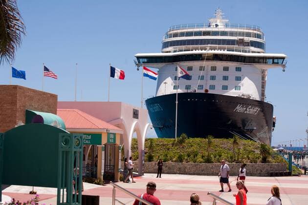 Kreuzfahrtschiff Mein Schiff 3 Das Kreuzfahrtschiff Mein Schiff 3, von tui Cruises, im Hafen Philipsburg von St. Maartens - St. Maarten, einer der größten Hafen für Kreuzfahrtschiffe in der Karibik. Philipsburg Karibik St. Maartens - St. Maarten