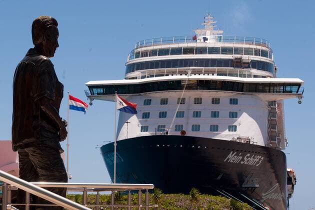 Kreuzfahrtschiff Mein Schiff 3 Das Kreuzfahrtschiff Mein Schiff 3, von tui Cruises, im Hafen Philipsburg von St. Maartens - St. Maarten, einer der größten Hafen für Kreuzfahrtschiffe in der Karibik. Philipsburg Karibik St. Maartens - St. Maarten