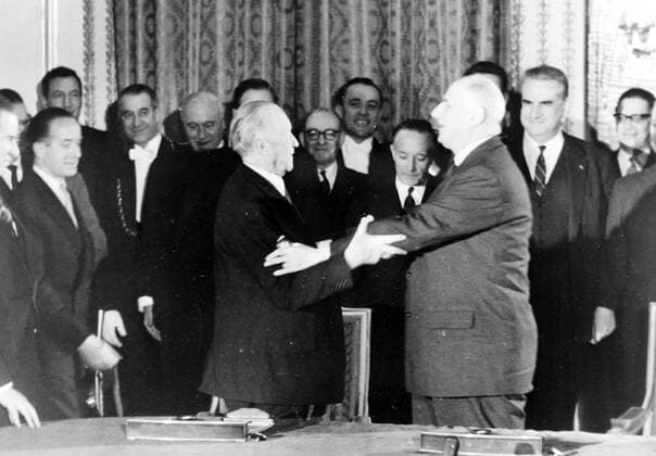 WEST GERMAN CHANCELLOR KONRAD ADENAUER WITH FRENCH PRESIDENT CHARLES DE GAULLE IN PARIS ; 22 JANUARY 1963, Copyright: Topfoto  UnitedArchivesIPU449906