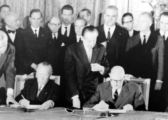 WEST GERMAN CHANCELLOR KONRAD ADENAUER AND FRENCH PRESIDENT CHARLES DE GAULLE SIGN DOCUMENTS IN PARIS ; 23 JANUARY 1963, Copyright: Topfoto  UnitedArchivesIPU449982