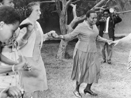 MARGARET KENYATTA AND ISRAELI FOREIGN MINISTER GOLDA MEIR IN NAIROBI ; 25 JANUARY 1963, Copyright: Topfoto  UnitedArchivesIPU450119