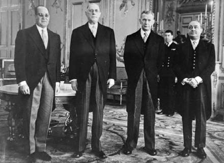 FRENCH FOREIGN MINISTER MAURICE COUVE DE MURVILLE AND FRENCH PRESIDENT CHARLES DE GAULLE MEET ALGERIAN MINISTER ABDELLATIF RAHAL IN PARIS ; 3 FEBRUARY 1963, Copyright: Topfoto  UnitedArchivesIPU450652