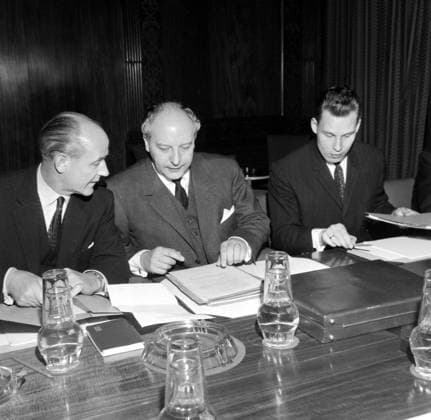 HERR HOFMANN AND WALTER SCHEEL IN LONDON ; 14 FEBRUARY 1963, Copyright: Topfoto  UnitedArchivesIPU451239