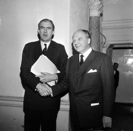 WALTER SCHEEL AND HERR VOSPER AT ECONOMIC TALK IN LONDON ; 14 FEBRUARY 1963, Copyright: Topfoto  UnitedArchivesIPU451241