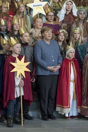 Entertainment Bilder der Woche Themen der Woche Bilder des Tages Bundeskanzlerin Dr. Angela Merkel (CDU) empfängt die Sternsinger aus den deutsche Diözesen im Berliner Kanzleramt snapshot-photography F.Boillot *** Federal Chancellor Dr Angela Merkel CDU receives the carolers from the German dioceses in the Berlin Chancellery snapshot photography F Boillot