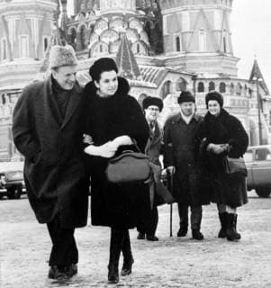 GALINA VISHNEVSKAYA WITH PETER PEARS IN MOSCOW ; 14 MARCH 1963, Copyright: Topfoto  UnitedArchivesIPU453016