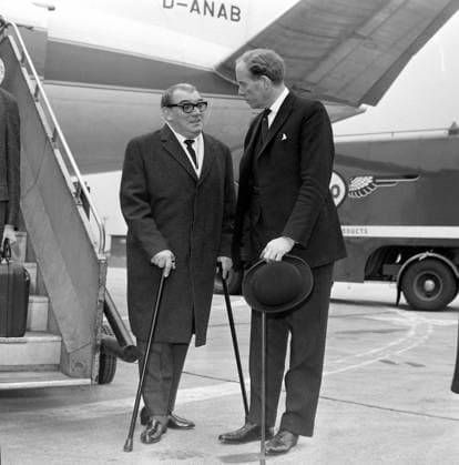HANS LENZ GREETS RICHARD WOOD AT LONDON AIRPORT ; 4 APRIL 1963, Copyright: Topfoto  UnitedArchivesIPU454216