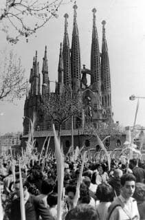 PALM SUNDAY IN BARCELONA NEAR THE CHURCH OF THE SACRED FAMILY SAGRADA FAMILIA ; 13 APRIL 1963, Copyright: Topfoto  UnitedArchivesIPU454738