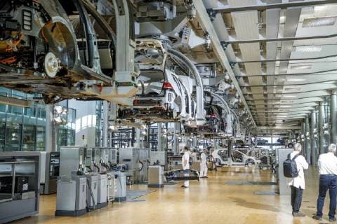 Elektrifizierungsoffensive von VW DEU Sachsen Dresden: Wegen der starken Nachfrage für den neuen e-Golf führt Volkswagen in der Gläsernen Manufaktur Dresden wieder eine zweite Schicht ein. Dadurch verdoppele sich die Tagesproduktion ab März 2018 von 35 auf 70 elektrische Golfs. Nach dem Start des e-Golf im April 2017 gehen wir nun mit der zweiten Schicht einen weiteren wichtigen Schritt für Dresden als Standort der Elektromobilität von Volkswagen, kommentierte der Dresdner Manufaktur-Chef Lars Dittert die Konzernentscheidung aus Wolfsburg. Der Autohersteller Volkswagen will in den kommenden fünf Jahren massiv in die Elektromobilität investieren. Bis Ende 2022 mehr als 34 Milliarden Euro in E-Autos, autonomes Fahren und die Digitalisierung fließen, kündigte der Wolfsburger Konzern 2017 an. Der Konzern hat eine Elektroauto-Of