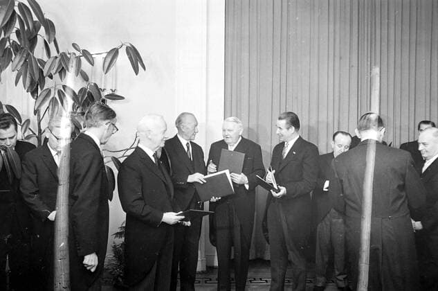 FORMER WEST GERMAN CHANCELLOR KONRAD ADENAUER WITH SUCCESSOR LUDWIG ERHARD IN BONN ; 17 OCTOBER 1963, Copyright: Topfoto  UnitedArchivesIPU465148
