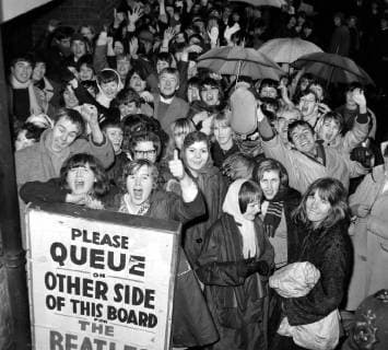 15 NOVEMBER 1963 BEATLES FANS QUEUING FOR TICKETS OUTSIDE THE ODEON THEATRE IN LEWISHAM, LONDON, ENGLAND., Lewisham London United Kingdom England Copyright: Topfoto  UnitedArchivesIPU466851