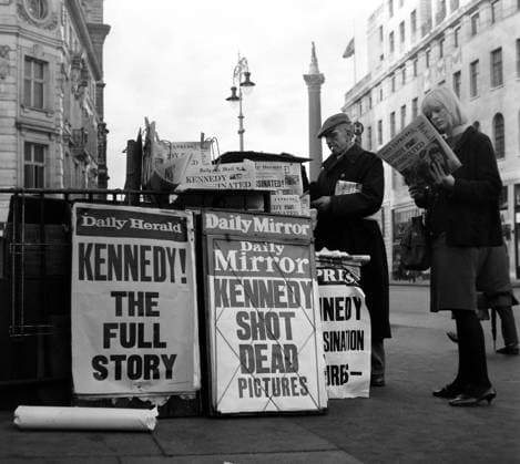IMAGO History, Ermordung von US-Präsident John F. Kennedy in Dallas, 1963 23 NOVEMBER 1963 NEWSPAPER HEADLINES THE DAY AFTER PRESIDENT JOHN F KENNEDY IS ASSASSINATED IN DALLAS, TEXAS. LONDON, ENGLAND., London United Kingdom England Copyright: Topfoto  UnitedArchivesIPU467296