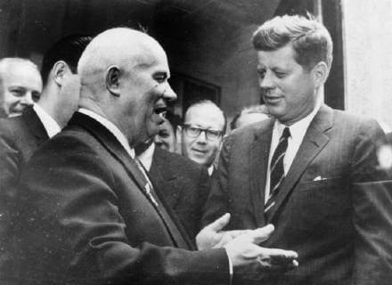 US AMERICAN PRESIDENT JOHN F KENNEDY JFK WITH SOVIET PREMIER NIKITA KRUSHCHEV IN 1961 IN VIENNA, AUSTRIA ; 24 NOVEMBER 1963, Copyright: Topfoto  UnitedArchivesIPU467355