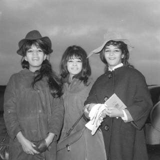 VERONICA BENNET OF THE RONETTES WITH ESTELLE BENNET AND NEDRA TALLERY AT LONDON AIRPORT ; 2 JANUARY 1964, Copyright: Topfoto  UnitedArchivesIPU469229