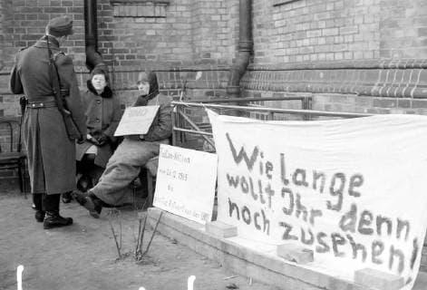 7 JANUARY 1964 23 YEAR OLD DIETER WYCISK KEEPING A PROTEST VIGIL AT THE BERLIN WALL AFTER AN EAST GERMAN WAS SHOT AND KILLED BY A BORDER GUARD ON CHRISTMAS DAY, WEST BERLIN, GERMANY., BERLIN Berlin Germany Copyright: Topfoto  UnitedArchivesIPU469417