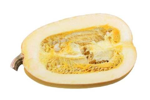 Spaghetti-Kuerbis, Spaghettikuerbis (Cucurbita pepo), halbierte Frucht, das Fruchtfleisch zerfaellt nach dem Garen in Spaghetti-aehnliche Fasern Spaghetti pumpkin (Cucurbita pepo), half fruit BLWS471643 Copyright: xblickwinkel McPHOTO O.xSchreiterx