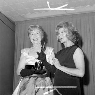 RITA HAYWORTH AND EDITH EVANS WITH OSCAR ACADEMY AWARD IN SANTA MONICA ; 16 APRIL 1964, Copyright: Topfoto  UnitedArchivesIPU475155
