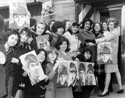 FANS CALIFORNIA TEENAGERS QUEUE FOR THE BEATLES TICKETS IN FOREST HILL ; 3 MAY 1964, Copyright: Topfoto  UnitedArchivesIPU476195