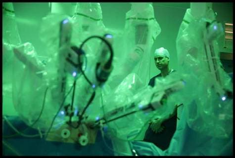 Entertainment Bilder der Woche Themen der Woche Bilder des Tages . 10 01 2018. London, United Kingdom. Prince William visits The Royal Marsden Hospital. Britain s Prince William, Duke of Cambridge stands in the surgery theatre in front of a da Vinci XI machine prior to a highly complex robotic cancer operation to remove a tumour of the oesophagus at the junction between the heart, lungs and aorta, by lead surgeon Asif Chaudry (L) and colleague surgeon Myles Smith with patient Charles Ludlow, 63, during his visit to The Royal Marsden Hospital in Chelsea, London on January 10, 2018, to view two pioneering robotic surgeries.  xi-Imagesx xPoolx IIM-16737-0011
