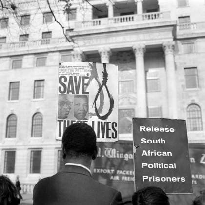IMAGO History, Ende der Apartheid in Südafrika: 1990-1994 DEMONSTRATION IN LONDON AGAINST SABOTAGE TRIAL WITH NELSON MANDELA IN SOUTH AFRICA ; 11 JUNE 1964, Copyright: Topfoto  UnitedArchivesIPU478739