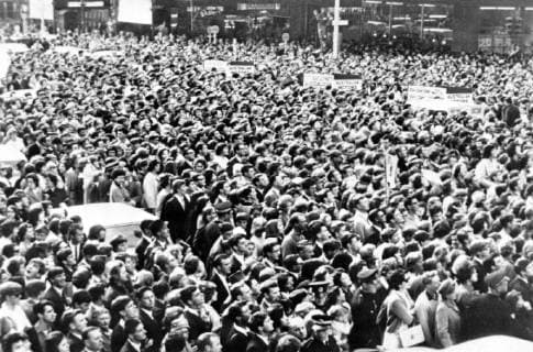 FANS OF BEATLES BLOCK ADELAIDE STREETS IN AUSTRALIA, BEATLEMANIA ; 12 JUNE 1964, Copyright: Topfoto  UnitedArchivesIPU478819