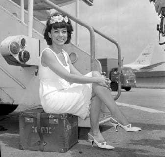 RITA MORENO AT LONDON AIRPORT ; 29 JULY 1964, Copyright: Topfoto  UnitedArchivesIPU481612