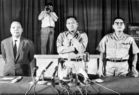IMAGO History, Vietnamkrieg: 1955-1975 15 SEPTEMBER 1964 Premier and defence Minister Nguyen Khanh, Major General Duong van Minh, and army commander Lt. Gen. Tran Thien Khiem, pictured at a press conference after South Vietnamese rebels tried to overthrow the government but the attempt was put down by local government troops. Saigon, South Vietnam., Saigon Ho Chi Minh City Vietnam Copyright: Topfoto  UnitedArchivesIPU484113