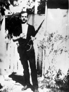 27 SEPTEMBER 1964 Exhibit 134 in the Warren Commission on the assassination of President John F. Kennedy, shows the accused assassin, Lee Harvey Oswald, holding a rifle. It is the same rifle which was found on the sixth floor of the Texas School book depository the day of the assassination of the President. Washington DC, USA., Dallas Texas United States Copyright: Topfoto  UnitedArchivesIPU484822