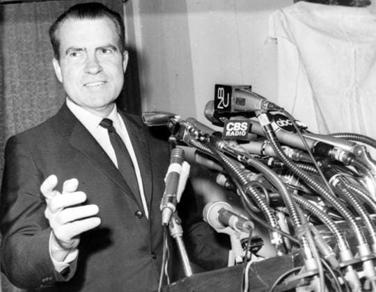 RICHARD NIXON WITH PRESS IN NEW YORK ; 7 NOVEMBER 1964, Copyright: Topfoto  UnitedArchivesIPU488050