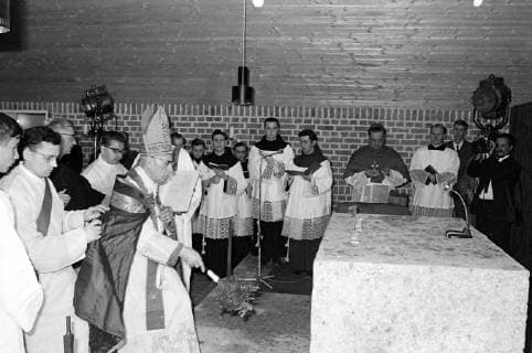BISHOP NEUHAUSLER J DOEPFNER JULIUS NUNNERY ON CONCENTRATION CAMP TERRAIN IN DACHAU ; 24 NOVEMBER 1964, Copyright: Topfoto  UnitedArchivesIPU488956