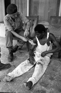 WHITE MERCENARIES CARRY WOUNDED IN STANLEYVILLE, CONGO ; 26 NOVEMBER 1964, STANLEYVIL Copyright: Topfoto  UnitedArchivesIPU489109