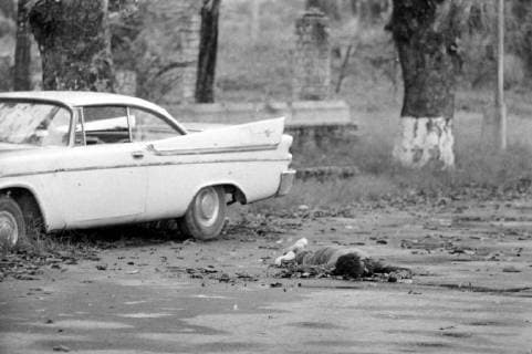 REBEL LIES DEAD IN THE ROADWAY IN STANLEYVILLE, CONGO ; 26 NOVEMBER 1964, STANLEYVIL Copyright: Topfoto  UnitedArchivesIPU489110