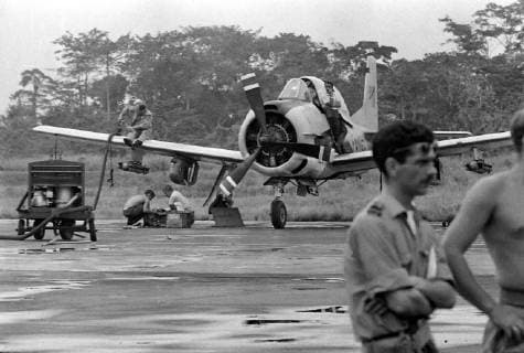 GOVERNMENT PLANE IS REFUELLED AT AIRPORT IN STANLEYVILLE, CONGO ; 26 NOVEMBER 1964, STANLEYVIL Copyright: Topfoto  UnitedArchivesIPU489133