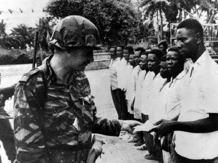 MERCENARY BELGIAN MERCENARY CHECKS PAPERS OF CONGOLESE BORDER IN STANLEYVILLE ; 28 NOVEMBER 1964, STANLEYVIL Copyright: Topfoto  UnitedArchivesIPU489222