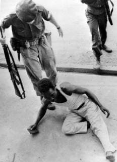 REBEL SIMBA WITH WHITE MERCENARY IN STANLEYVILLE, CONGO ; 28 NOVEMBER 1964, STANLEYVIL Copyright: Topfoto  UnitedArchivesIPU489223