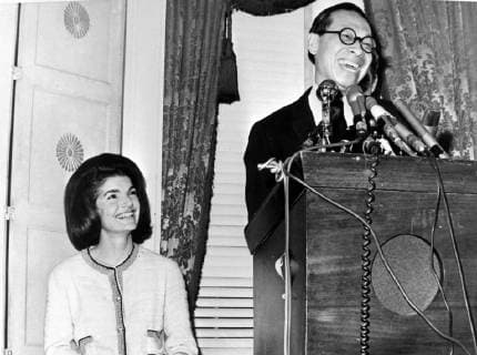 JACQUELINE JACKIE KENNEDY WITH PEI IEOH MING RE JFK FUND IN NEW YORK ; 14 DECEMBER 1964, Copyright: Topfoto  UnitedArchivesIPU490067