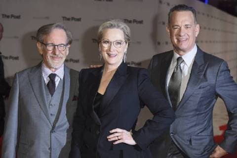 73. Berlinale, Steven Spielberg erhält den Goldenen Ehrenbären für sein Lebenswerk Steven Spielberg, Meryl Streep und Tom Hanks bei der Europapremiere des Kinofilms The Post Die Verlegerin im Odeon Leicester Square. London, 10.01.2018 Steven Spielberg, Meryl Streep, Tom Hanks *** Steven Spielberg, Meryl Streep and Tom Hanks at the European premiere of the movie the post the Publisher at the Odeon Leicester Square London 10 01 2018 Steven Spielberg Meryl Streep Tom Hanks  Foto:xS.xVasx xFuturexImage