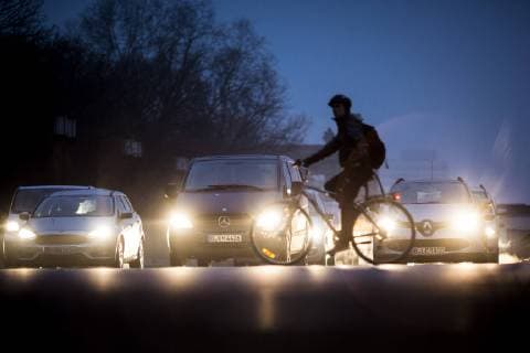 Ein Radfahrer passiert eine Strasse. Berlin, 10.01.2018. Berlin Deutschland