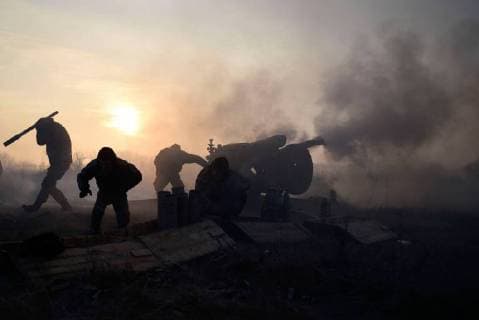 Themen der Woche Ukrainian soldiers shoot a mortar at the firing points of the separatists who previously fired large-calibre guns at the positions of the government troops killing one and wounding two servicemen near Novoluhanske village, Donetsk Region, eastern Ukraine, January 11, 2018. Ukrinform. Ukrainian soldiers respond to artillery attacks of separatists near Novoluhanske  Copyright: xMARKIIANxLYSEIKOx