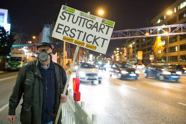 Themen der Woche Demonstration - Giftfrei atmen in Stuttgart Demonstration unter dem Thema Giftfrei atmen in Stuttgart! Vergleich umsetzen - jetzt statt. An der Neckartrasse, bundesweit die höchsten Feinstaubbelastung. Das Land Baden-Württemberg umgeht den gerichtlichen Vergleich der ab 2018 die extrem hohe Schadstoffbelastung hier reduziereren soll, rund 300 Protestanten von der Deutschen Umwelthilfe, Robin Wood und der Bürgerinitiative Neckartor protestierten dagegen. Stuttgart Baden-Württemberg Deutschland Neckartor *** Demonstration poison breathe breathe in Stuttgart demonstration under the theme of poison in Stuttgart implement comparison now instead of the neck way race nationwide the highest particulate air pollution the land Baden-Württemberg goes to the settlement of ab 2018 the extremely high pollution levels here reduziereren to about 300 P