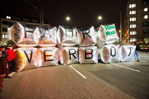 Themen der Woche Demonstration - Giftfrei atmen in Stuttgart Demonstration unter dem Thema Giftfrei atmen in Stuttgart! Vergleich umsetzen - jetzt statt. An der Neckartrasse, bundesweit die höchsten Feinstaubbelastung. Das Land Baden-Württemberg umgeht den gerichtlichen Vergleich der ab 2018 die extrem hohe Schadstoffbelastung hier reduziereren soll, rund 300 Protestanten von der Deutschen Umwelthilfe, Robin Wood und der Bürgerinitiative Neckartor protestierten dagegen. Stuttgart Baden-Württemberg Deutschland Neckartor *** Demonstration poison breathe breathe in Stuttgart demonstration under the theme of poison in Stuttgart implement comparison now instead of the neck way race nationwide the highest particulate air pollution the land Baden-Württemberg goes to the settlement of ab 2018 the extremely high pollution levels here reduziereren to about 300 P