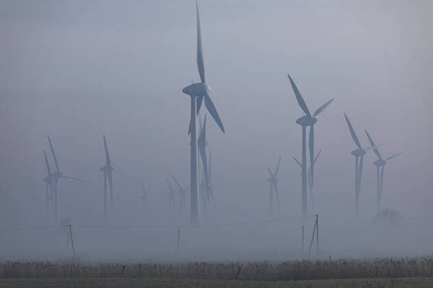 Windpark, Windenergieanlagen in Ostfriesland, Landkreis Aurich, östlich der Stadt NordenNebel im Winter,