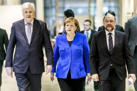 Themen der Woche Bilder des Tages Horst Seehofer, Ministerpraesident von Bayern und CSU Parteivorsitzender, Bundeskanzlerin Angela Merkel, CDU, und Martin Schulz, Parteivorsitzender der SPD, geben im Willy-Brandt-Haus die Ergebnisse der Sondierungsgespraeche bekannt. Berlin, 12.01.2018. Berlin Deutschland *** Horst Seehofer, Minister President of Bavaria and CSU of Party Chairman Angela Merkel CDU and SPD Party Chairman Martin Schulz type in the Willy Brandt House the results of exploratory talks known Berlin 12 01 2018 Berlin Germany Copyright: xMichaelxGottschalk photothek.netx