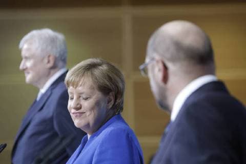 Themen der Woche Bilder des Tages Horst Seehofer, Ministerpraesident Bayern, CSU, Angela Merkel, Bundeskanzlerin, CDU, Martin Schulz, Parteivorsitzender SPD, PK zu: Ergebnisse der Sondierungen von CDU und SPD zur Regierungsbildung, Willy-Brandt-Haus, DEU, Berlin, 12.01.2018