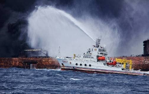 Themen der Woche Bilder des Tages (180112) -- SHANGHAI, Jan. 12, 2018 () -- Rescuers spray foam to extinguish flames on the stricken oil tanker SANCHI off the coast of east China s Shanghai, Jan. 12, 2018. Shanghai Maritime Safety Administration said there is still a large fire on the Panama-registered oil tanker SANCHI. It is likely to explode and sink, the administration said at a press conference on Friday. () (zkr) CHINA-SHANGHAI-OIL TANKER-SANCHI-RESCUE(CN) Xinhua 