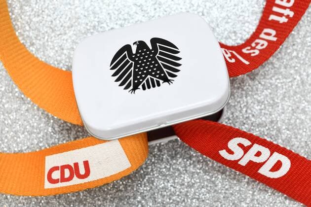 SchlÃ¼sselbÃ¤nder mit den Logos von CDU und SPD in einer Box mit Bundesadler, Symbolfoto fÃ¼r die GroÃŸe Koalition *** Key fobs with the logos in a box with Federal Eagle symbol photo for the Grand Coalition of the CDU and SPD ** NUR FUER REDAKTIONELLE ZWECKE ** EDITORIAL USE ONLY **