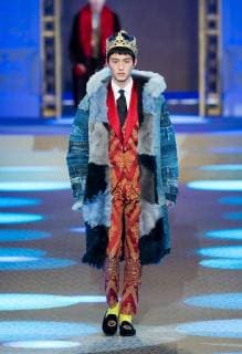 Entertainment Bilder der Woche Themen der Woche Bilder des Tages (180114) -- MILAN, Jan. 14, 2018 -- A model presents creations for fashion house Dolce&Gabbana during Milan Men s Fashion Week Fall Winter 2018 19 in Milan, Italy, Jan. 13, 2018. ) (gxn) ITALY-MILAN-FASHION WEEK-DOLCE&GABBANA JinxYu 