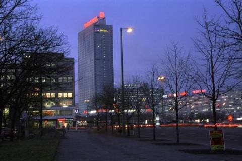 Alexanderstrasse mit dem Forum-Hotel am Berliner Alexanderplatz snapshot-photography W.Kölbel *** Alexander Street with the Forum hotel on Berlin s Alexanderplatz snapshot photography W Kaiser